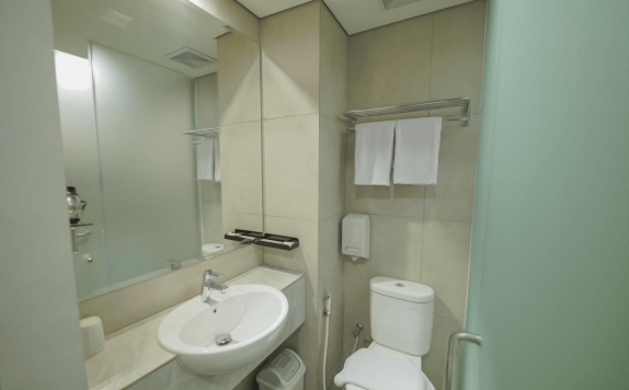 Bathroom di Front One Boutique Hotel Taman Anggrek