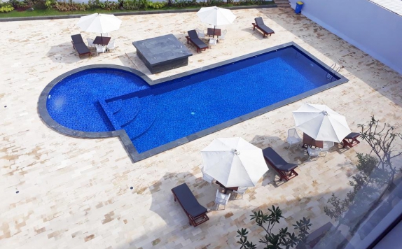 Swimming Pool di Frontone Hotel Pamekasan Madura