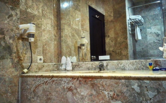 Bathroom di Furaya Hotel