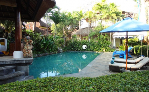 Outdoor Pool Hotel di Gajah Biru Bungalows