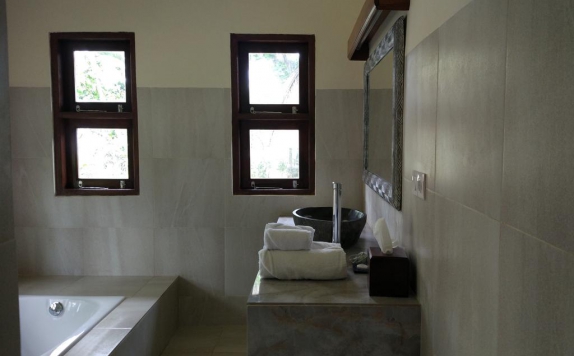 Tampilan Bathroom Hotel di Gajah Mina Beach Resort