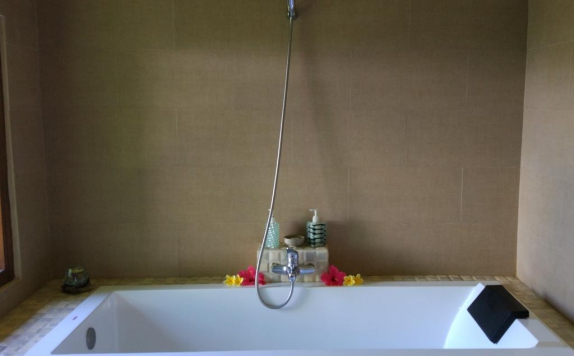 Tampilan Bathroom Hotel di Gajah Mina Beach Resort
