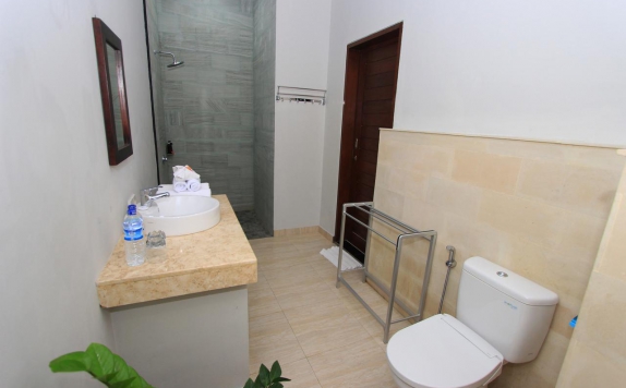 Bathroom di Gatra Ubud Inn