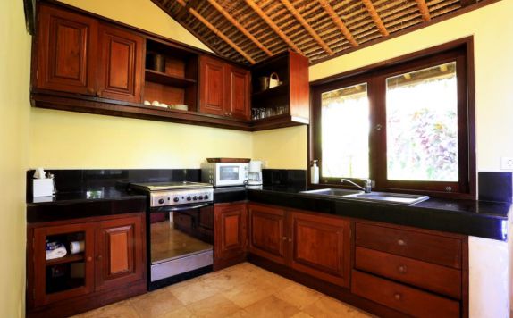 kitchen di Gayatri Villa