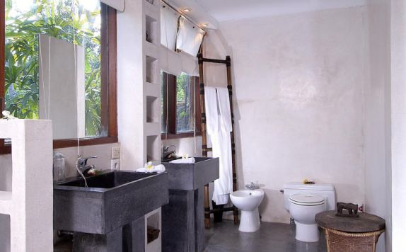 Bathroom di Gaya Villas