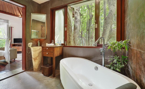 Tampilan Bathroom Hotel di Gending Kedis Luxury Villas