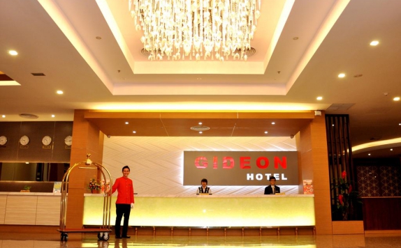 Receptionist di Gideon Hotel Batam