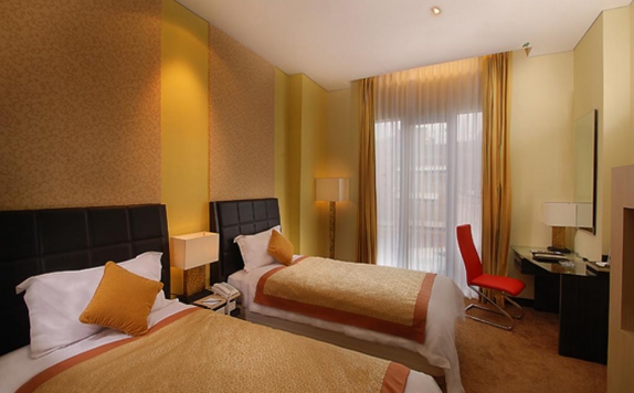 guest room twin bed di Golden Flower Hotel