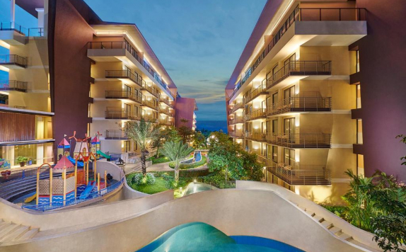 Swimmingpoll Hotel di Golden Tulip Holland Resort Batu