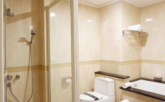 Tampilan Bathroom Hotel di Grage Hotel Cirebon