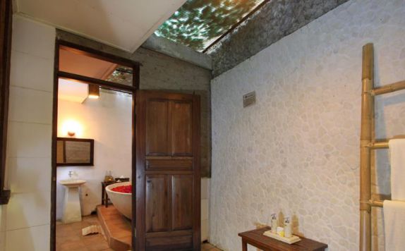 Bathroom di Graha Moding Villas