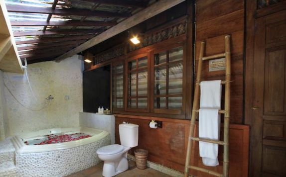 Bathroom di Graha Moding Villas