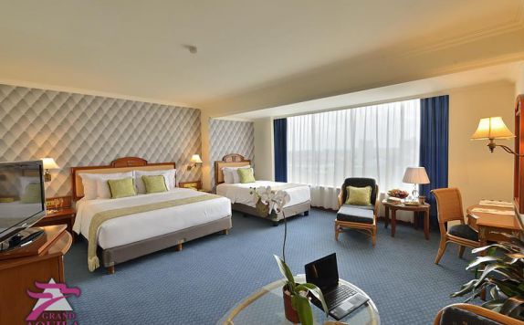 suite room twin bed di Grand Aquila Hotel