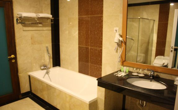 Bathroom di Grand Asrilia Hotel Convention & Restaurant