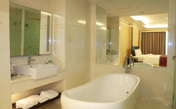 Bathroom di Grand Clarion Hotel and Convention Makassar