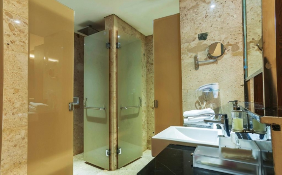 Bathroom di Grand Clarion Hotel and Convention Makassar