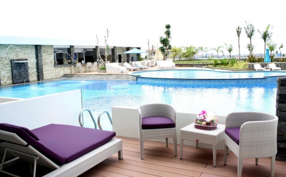 Swimming Pool di Grand Clarion Hotel and Convention Makassar