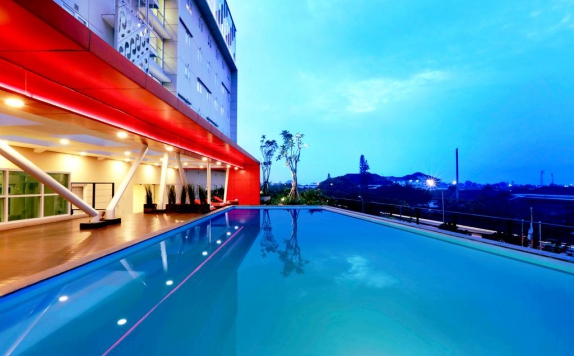 Swimming pool di Grand Cordela Bandung
