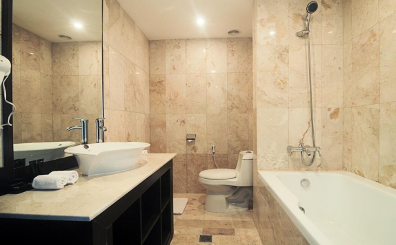 Tampilan Bathroom Hotel di Grand Edge Hotel Semarang