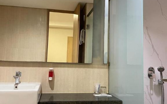 Bathroom di Grand G7 Hotel Pasar Baru