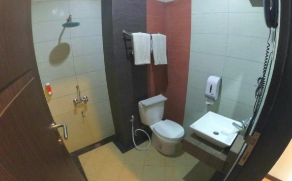 Bathroom di Grand Hani Hotel