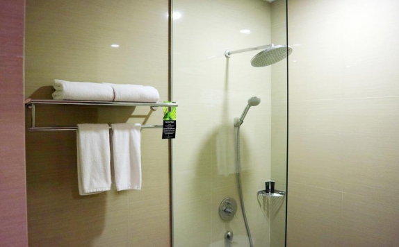 Bathroom di Grand Karlita Hotel