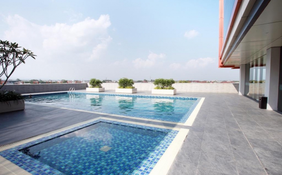 Swimming pool di Grand Karlita Hotel