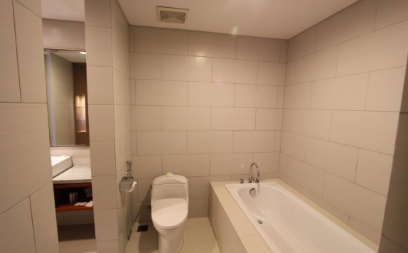 Tampilan Bathroom Hotel di Grand La Walon Hotel