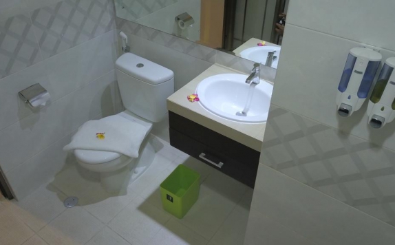 Tampilan Bathroom Hotel di Grand Madani Hotel