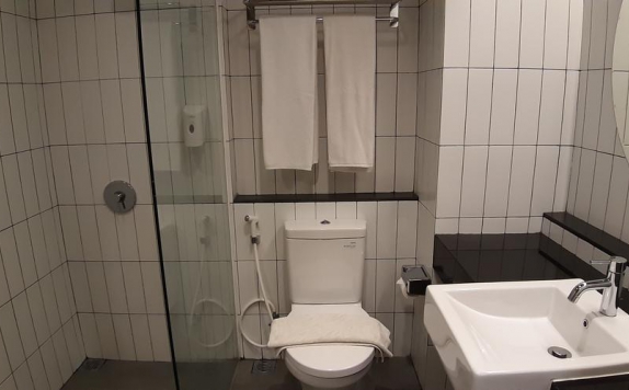 Bathroom di Grand Purnama Hotel