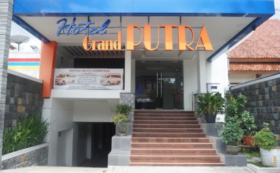Tampilan Eksterior Hotel di Grand Putra Kebumen