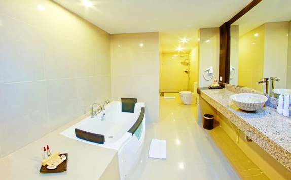 Bathroom di Grand Rocky Hotel Bukittinggi