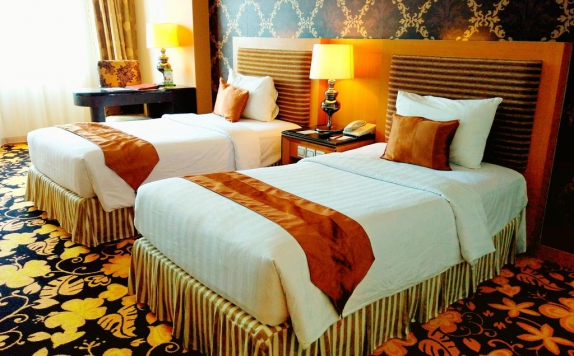 kamar tidur di Grand Rocky Hotel Bukittinggi