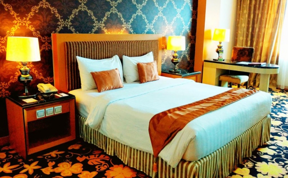 kamar tidur di Grand Rocky Hotel Bukittinggi