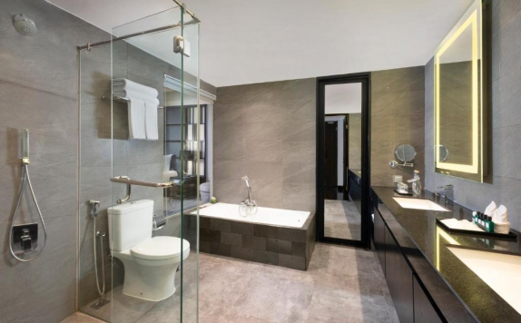 Bathroom di Grand Swiss-Belhotel Darmo