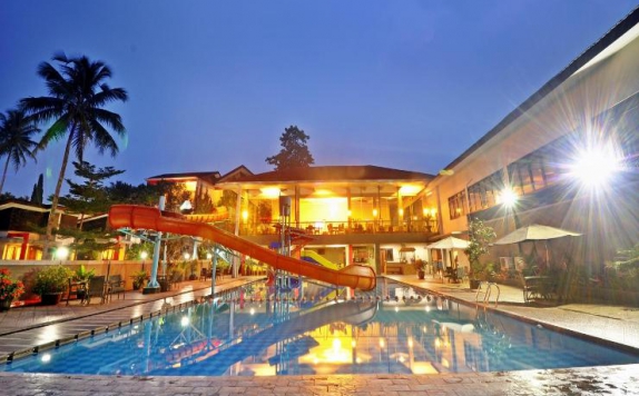 Swimming Pool di Grand Ussu Hotel and Convention