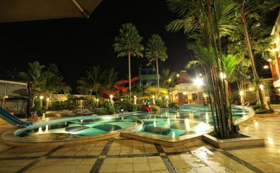 Swimming Pool di Grand Wahid Hotel Salatiga