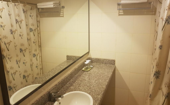 Bathroom di Grand Wisata Hotel