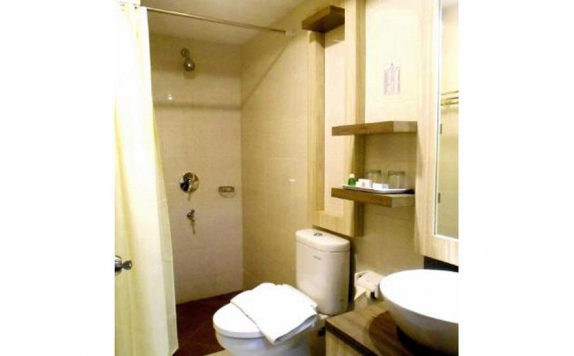 Tampilan Bathroom Hotel di GRANT HOTEL SUBANG