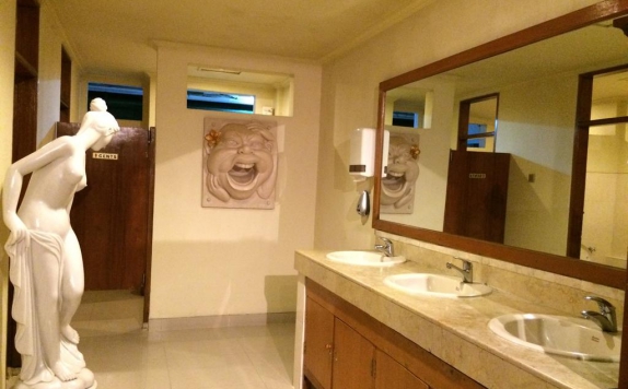 Tampilan Bathroom Hotel di Green Garden Hotel Bali