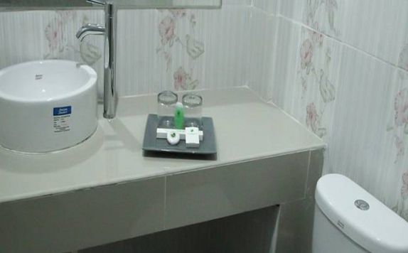 Tampilan Bathroom Hotel di Griya Dharma Kusuma