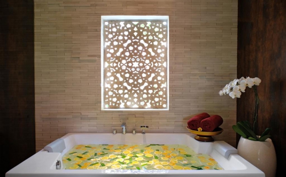 Tampilan Bathroom Hotel di Griya Santrian Resort & Villas