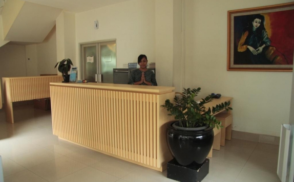 Receptionist di Griya Sintesa Manado