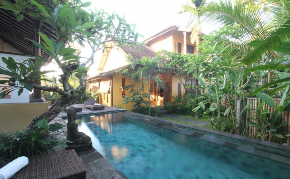 Outdoor Pool Hotel di Gusde House and Villas