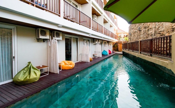 swimming pool di Hadi Poetra Hotel