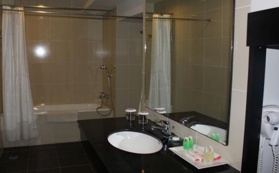 bathroom di Hakaya Plaza Hotel (Ex. Santika B-Square)