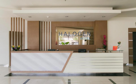 Receptionist di Halogen Hotel Airport Surabaya