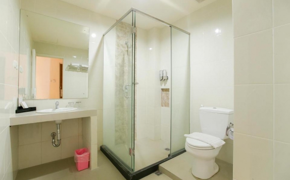 Tampilan Bathroom di Halogen Hotel Airport Surabaya
