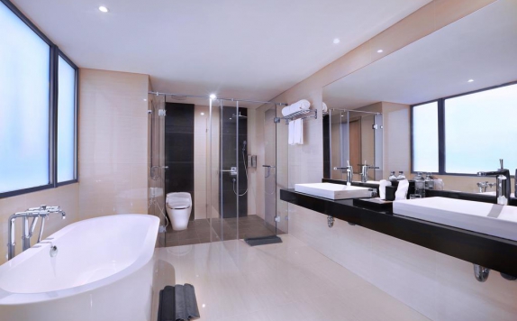 Tampilan Bathroom Hotel di Harper Mangkubumi Hotel