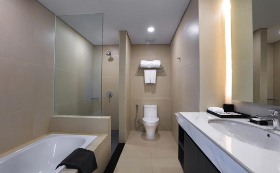 Tampilan Bathroom Hotel di Harper Palembang